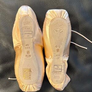 Freed of London Pointe shoes W maker